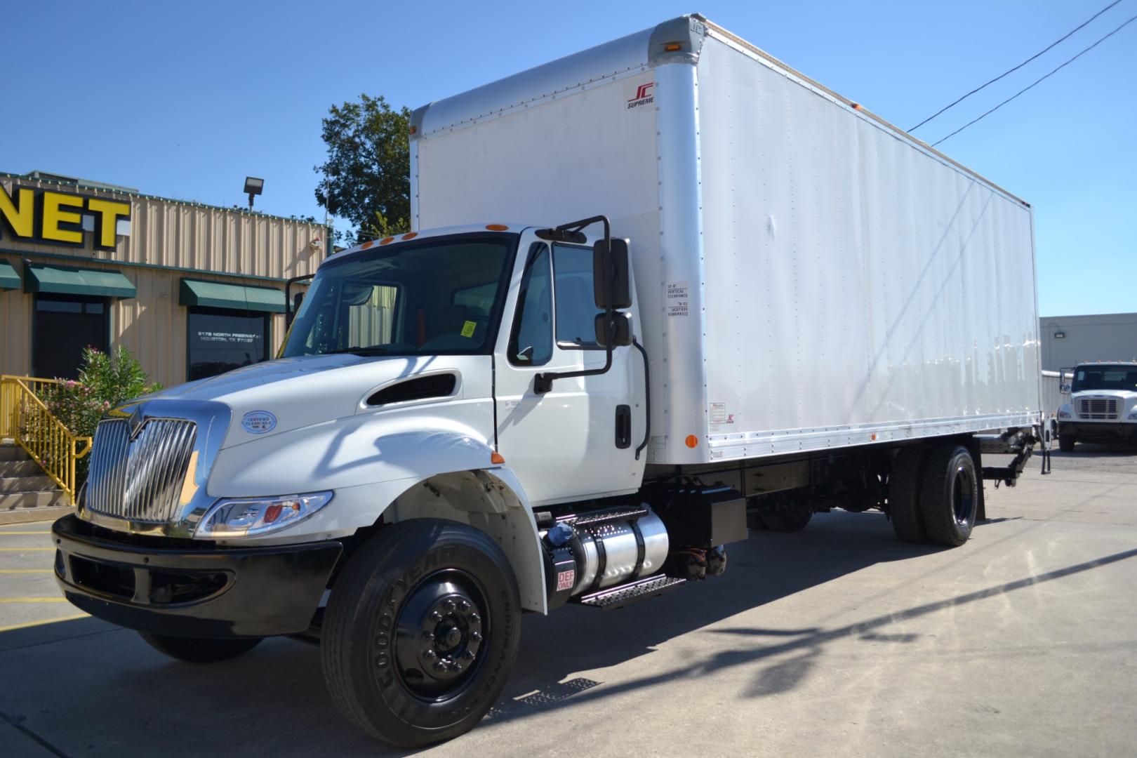 2016 WHITE /BLACK INTERNATIONAL 4300 with an CUMMINS ISB 6.7L 220HP engine, ALLISON 2100HS AUTOMATIC transmission, located at 9172 North Fwy, Houston, TX, 77037, (713) 910-6868, 29.887470, -95.411903 - Photo#0